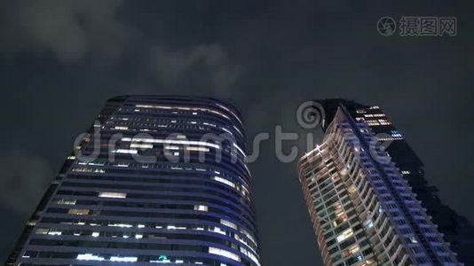 现代设计的摩天大楼在市中心的夜间照明，关闭视频