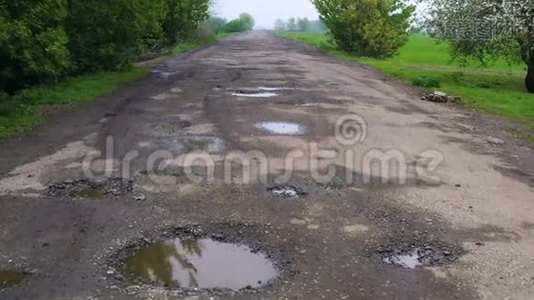 雨后坑坑洼洼的坏农村公路视频