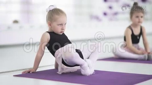 小女孩在芭蕾舞学校做伸展运动视频