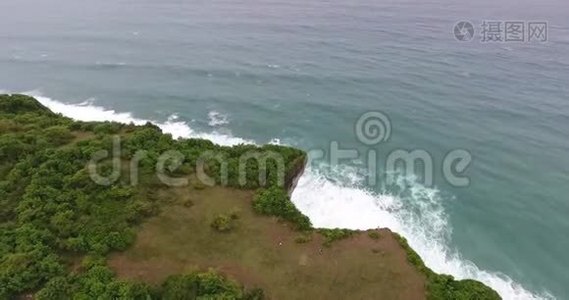 从悬崖顶看海洋，巴厘岛阴天，4k视频