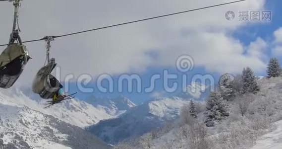 滑雪场的人们在阳光明媚的冬日，靠雪山景观视频