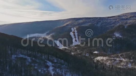 美丽的山在雪天雪村的背景下冬天。视频