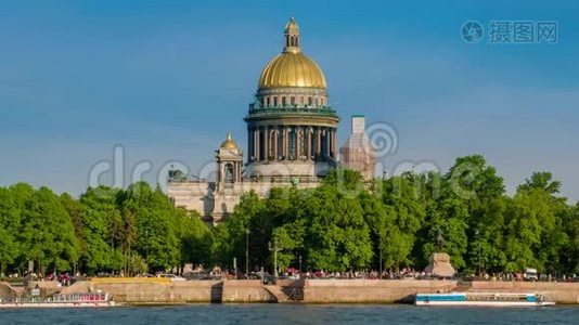 内瓦河和圣以萨克大教堂的景色。 俄罗斯圣彼得堡视频
