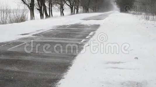 在雪地里行走。 双脚俯视。 在雪地里的腿。视频