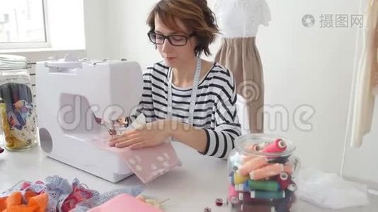 小企业和爱好概念.. 时装设计师在明亮的工作室里设计她的设计视频