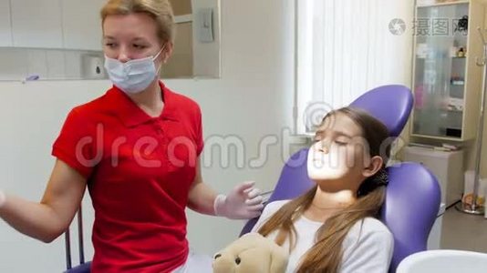 4k片女性牙科医生从青少年牙齿中取出龋齿`镜头视频