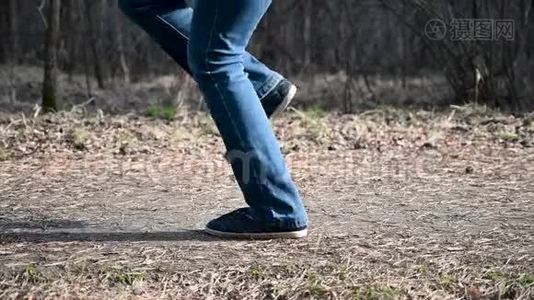 健身女子跳绳.. 女生在秋树背景下阳光明媚的阳光下慢跑，女生在户外训练视频