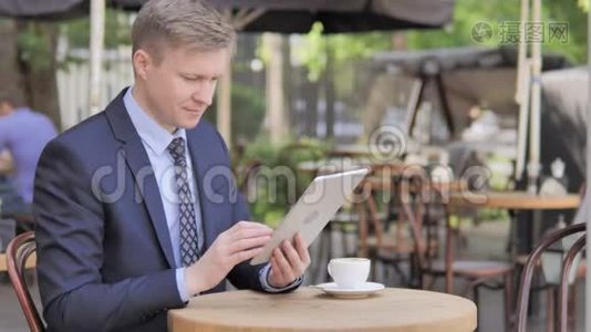 使用平板电脑的商人，坐在户外咖啡厅视频
