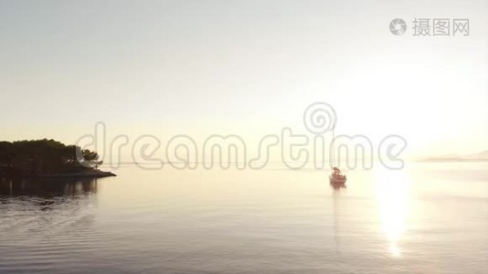 加勒比海日落时帆船的鸟瞰图视频