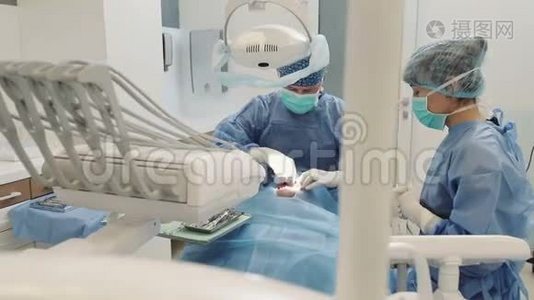 两名医生和病人坐在牙科诊所的椅子上视频
