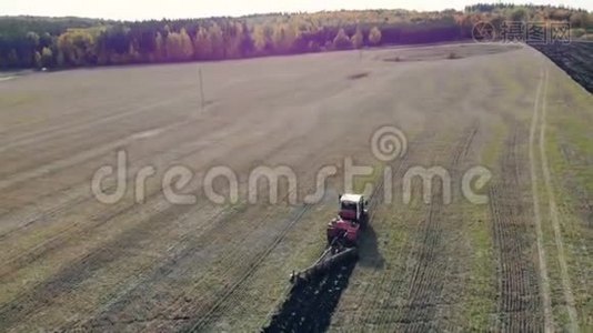 一种农田拖拉机在犁地的鸟瞰图。视频