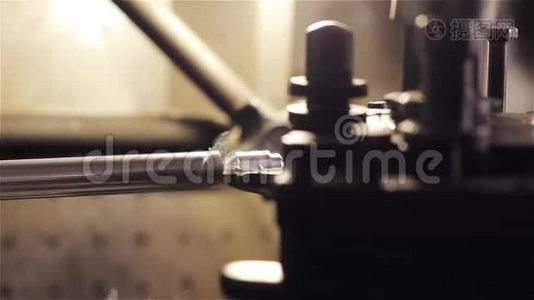 工业车床主轴中的金属细节。 特写镜头。视频