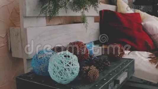 靠近圣诞树的床。 新年装饰圣诞树锥视频