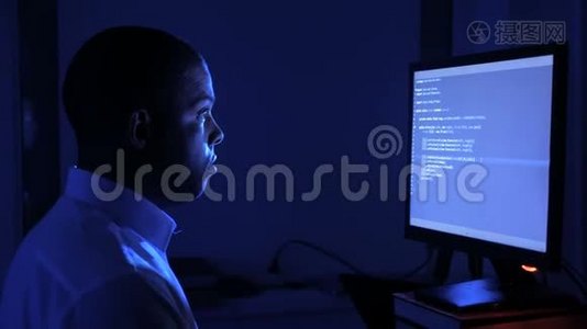 美国黑人程序员编码网络安全软件的肖像。 黑客在电脑屏幕上输入代码视频