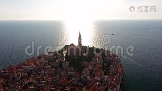 4K. 日落时分飞越美丽的罗文杰。 晚上可俯瞰克罗地亚罗维尼老城和圣尤菲米亚教堂。视频