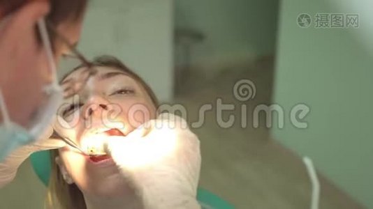 在配有特殊照明和牙科设备的诊所里，用牙科医生为美丽的女性面部做特写视频