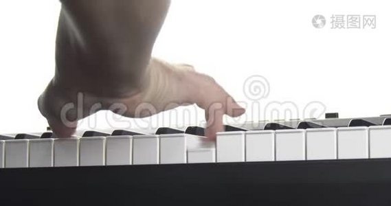 男性手弹钢琴键盘隔离在白色背景上。视频