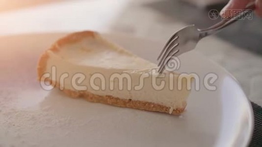 女人吃奶酪蛋糕和叉子视频