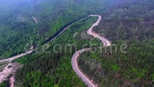 在去贝加尔湖的路上，在森林中的道路上观看视频无人机的鸟瞰图视频