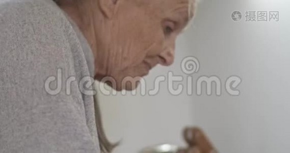 祖母做一道传统的俄罗斯菜，包饺子，包饺子，特写视频