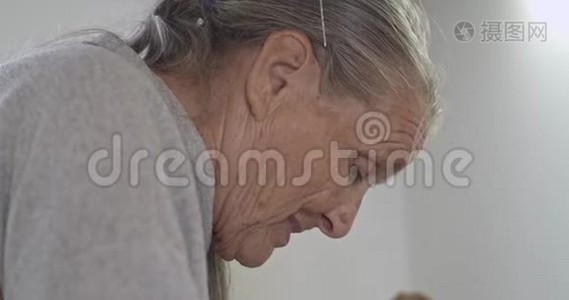 祖母做一道传统的俄罗斯菜，包饺子，包饺子，特写视频