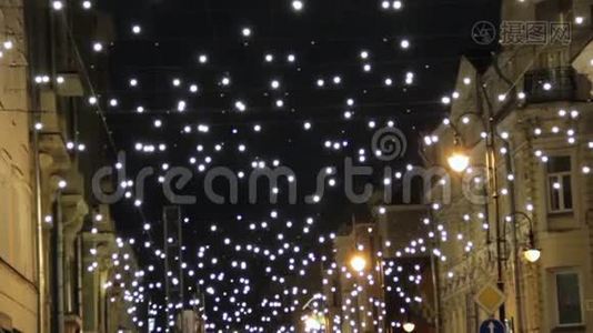 历史街区的街景，在黑暗的天空背景下装饰着圣诞假日的花环小灯视频