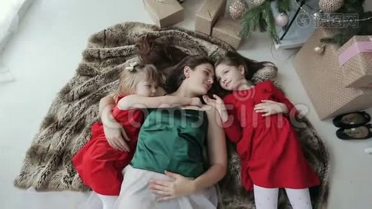 有趣的画面显示年轻女子和小女儿躺在地上互相看着视频