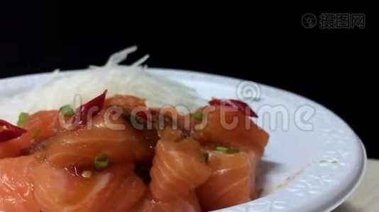 白菜上的三文鱼刺身辣色拉视频