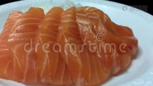 旋转三文鱼刺身特写，日式料理风格视频