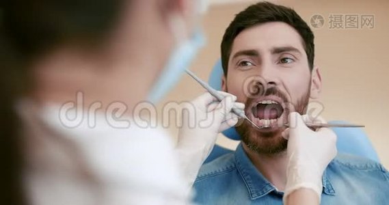 病人在牙科椅上的肖像视频