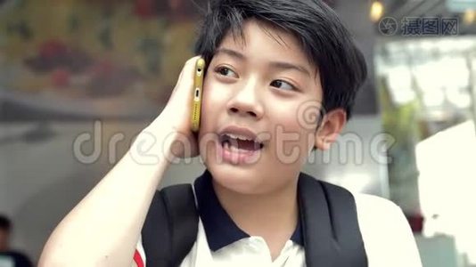 泰国小孩用手机说话，都很兴奋和高兴，亚洲小孩笑着说话动作慢视频
