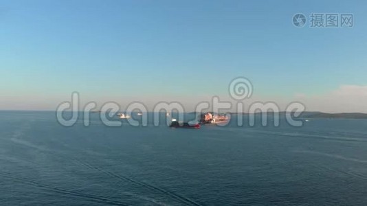 两艘大型集装箱船在海湾的空中射击视频