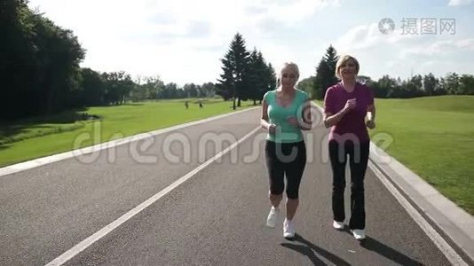 在公园里慢跑的快乐成年健康女性视频