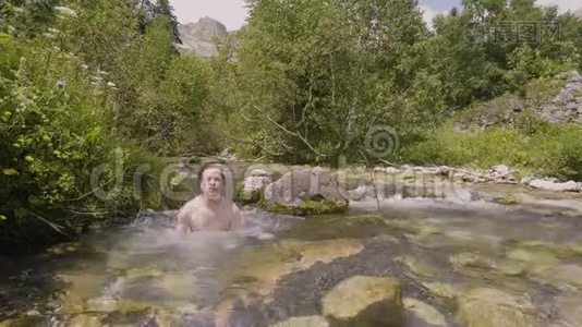 在炎热的夏日里，年轻人沐浴在山河的水中视频