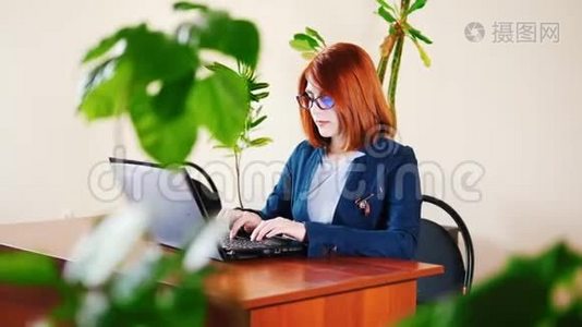 办公室的年轻女子用笔记本电脑打印文本视频