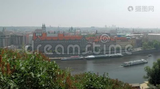 布拉格市上令人惊叹的顶级全景，著名的Vltava河和桥在上面视频