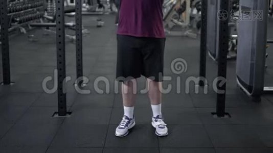 超重男性跳绳，健身前热身，有氧运动视频