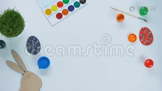 手把篮子和鸡蛋放在桌子上，刷油漆装饰，艺术学校视频