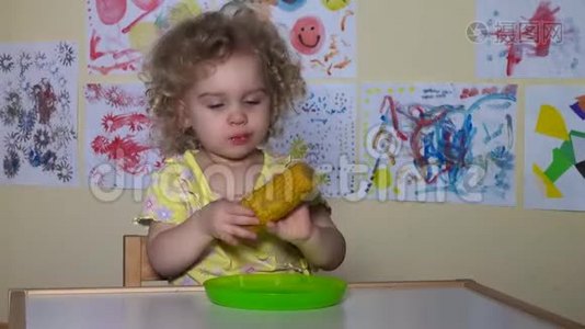 可爱的女孩在吃煮玉米棒视频