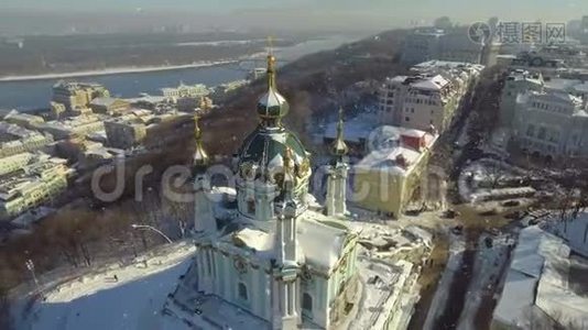 圣安德鲁`教堂。 从上面看。 空中录像。 飘落的雪花视频