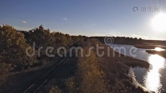 空中无人机在美丽的晶莹清澈的水中飞过湖面，阳光明媚的下午，中等高度的飞行。视频