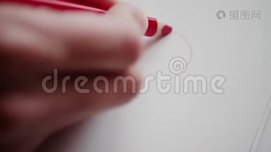 情人节用红铅笔手工描画`的心脏轮廓视频