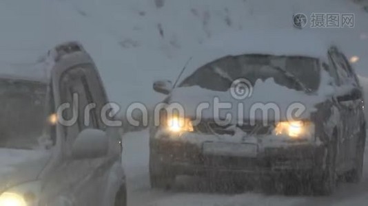 路上的雪。有很多雪的汽车在行驶。视频