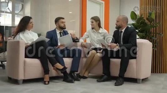 办公室工作人员两名年轻男子和两名年轻女子，其中一名男子坐在沙发上，表达了她对此的看法视频