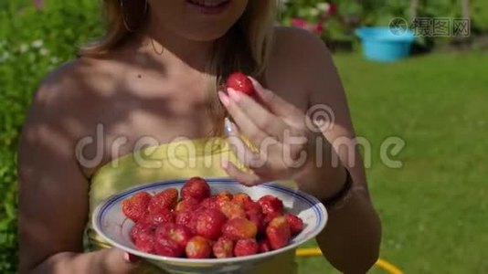 戴着夏帽的女人吃着甜草莓视频