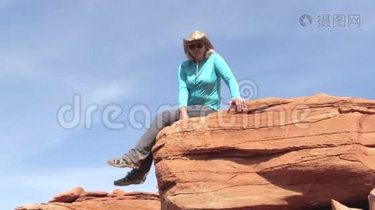 白种人女游客坐在大峡谷的石岩上视频
