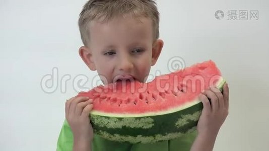 爱孩子咬美味红西瓜大片，健康食品的画像视频