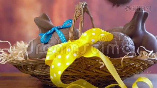快乐的复活节篮子，把巧克力蛋和兔子堆放在大篮子里。视频