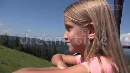 滑雪缆车上的儿童，滑雪缆车上的旅游女孩，高山铁路上的儿童视频