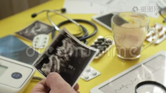 治疗师的侧视`桌面，心电图结果在电脑平板，超声，医学和保健的概念视频